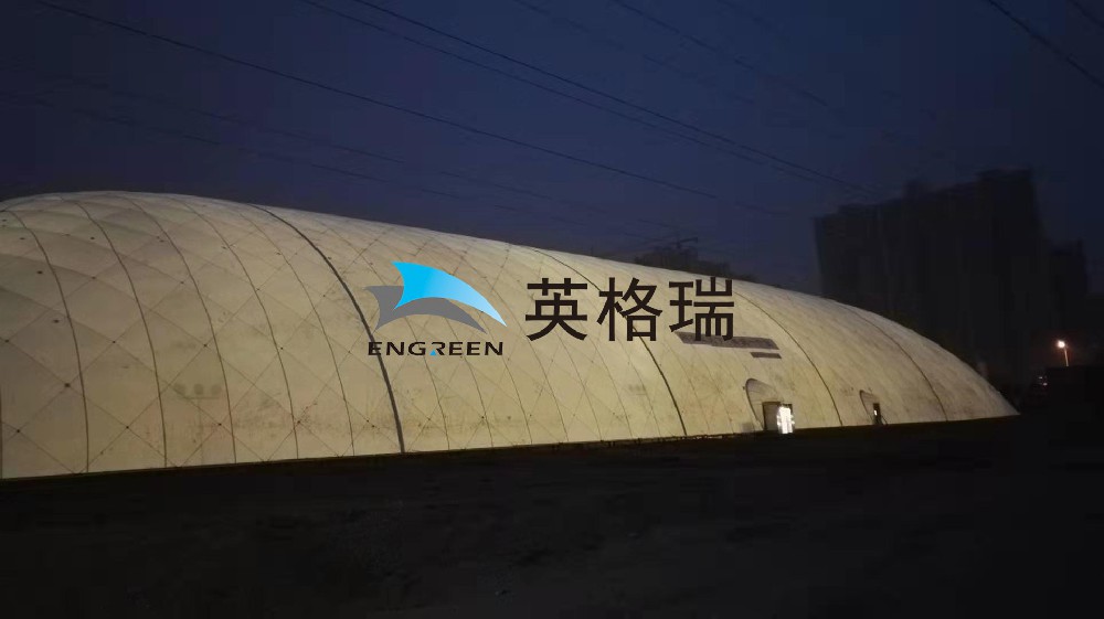 全封閉式的環(huán)保倉儲系統(tǒng)，在對露天煤場進(jìn)行封閉處理時(shí)，能做到對煤炭揚(yáng)塵隔離